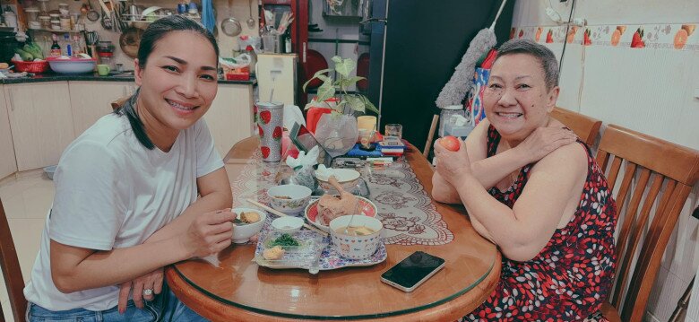 Măm ngoái khi Hồng Ngọc về đã khoe được ăn cơm mẹ nấu. Chẳng có gì nhiều, chỉ toàn những món dân dã nhưng cô lại thấy ngon miệng lạ thường.