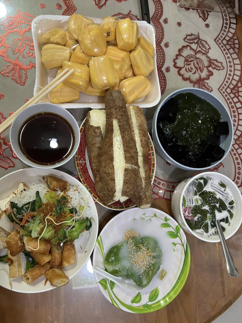 Hay đơn giản là bữa sáng Sài Thành với những thứ đơn giản như củ khoai từ, bún nước tương, sương sáo, chè... làm Hồng Ngọc thốt lên: Tôi yêu cảm xúc này vô cùng.