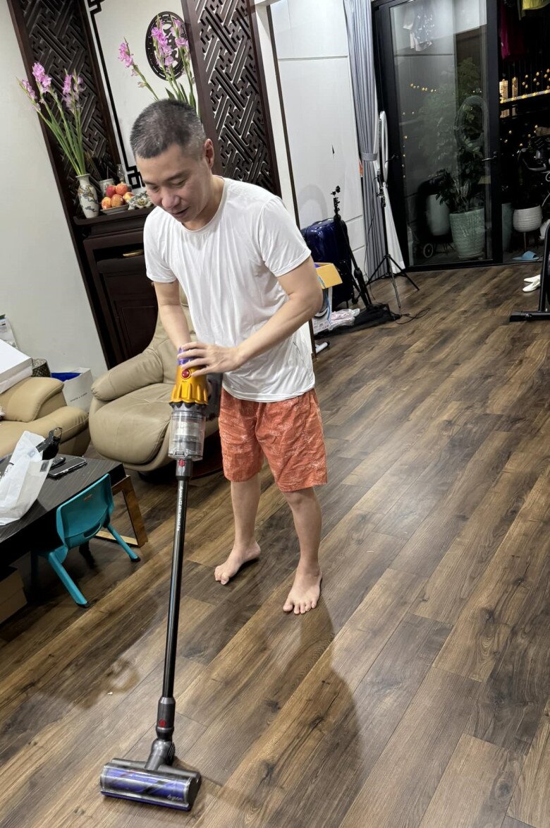 Những khoảnh khắc đời thường như Ngọc Hà dọn dẹp kệ tivi, trang trí lại chậu cây. Cô còn thường xuyên tự làm đồ decor thủ công vừa tặng cho chồng vui, vừa làm đẹp nhà cửa. Đôi khi, Công Lý cũng tạo bất ngờ cho vợ khi ra tay lau nhà sau thời gian dài điều trị.