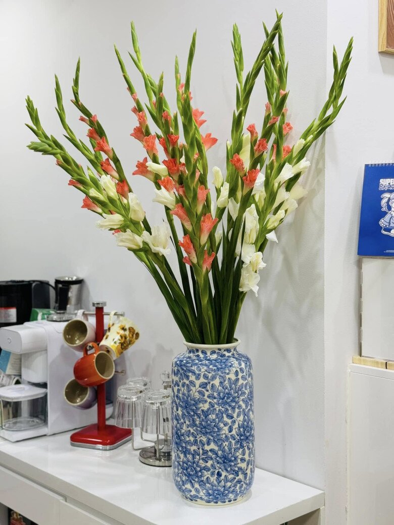 Căn nhà của nam danh hài thêm đẹp xinh với những chi tiết nhỏ do vợ sắp xếp như lọ hoa tươi tắn đặt ở bàn, cành đào cao bày trong phòng khách hay bình lay ơn ở góc bếp đều cho thấy sự tỉ mỉ trong trang trí không gian sống.