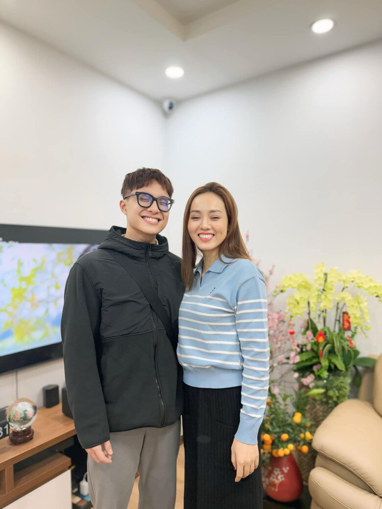 Những dịp lễ Tết, phòng khách thêm sáng sủa, Ngọc Hà trưng bày nhiều loại cây và hoa như lan, quất cảnh, đào… làm không gian đầy sinh khí.