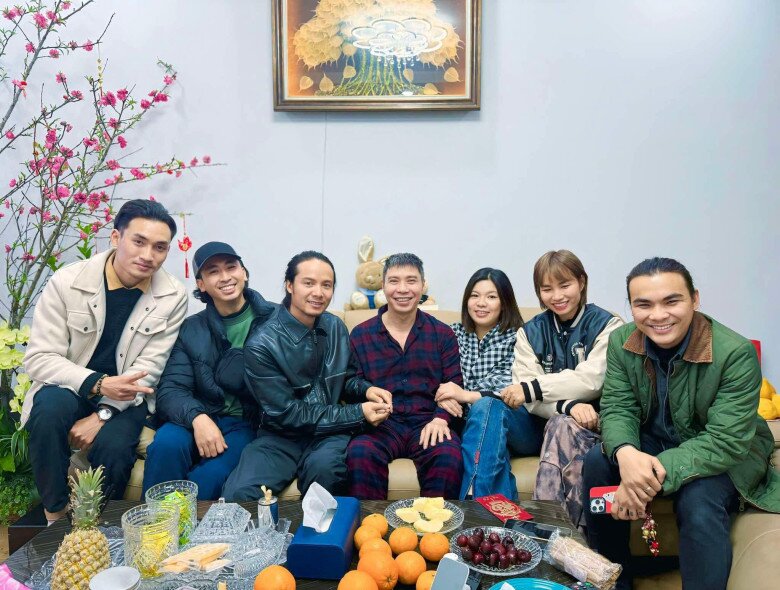 Góc tiếp khách ấm cúng này là nơi NSND Công Lý thường ngồi trò chuyện cùng bạn bè, người thân. Trên bàn thường bày khay hoa quả, bánh kẹo quen thuộc mỗi dịp tụ họp.