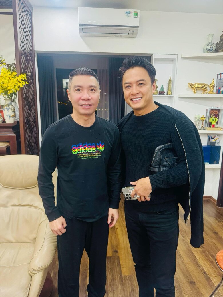 Không gian sinh hoạt được giữ gìn chỉn chu, với sàn gỗ màu trầm, vách ngăn gỗ họa tiết truyền thống và hệ tủ trang trí phía sau. Những dịp bạn bè đến chơi, căn hộ nhỏ vẫn ấm cúng và thân mật.