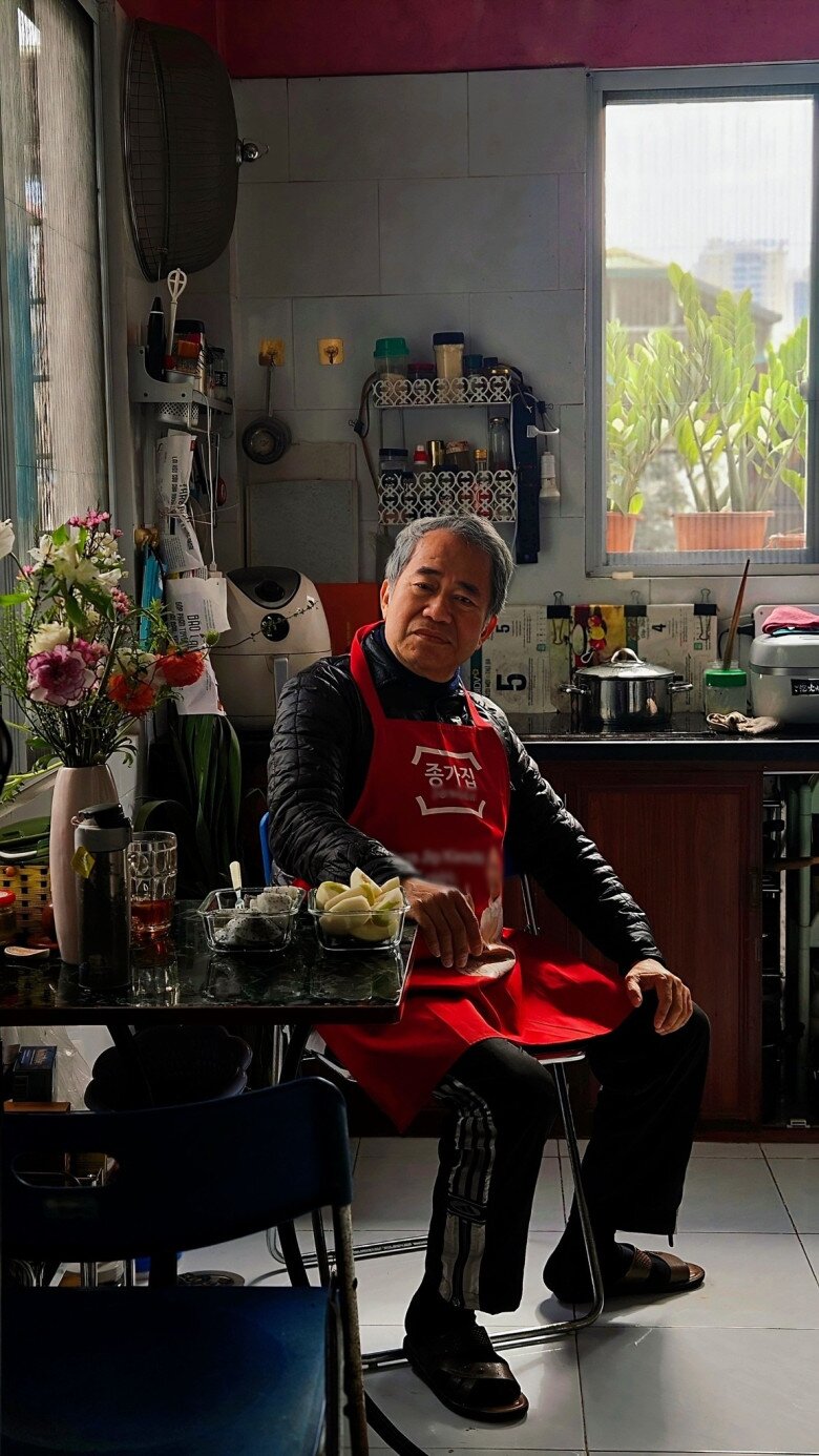 Trong một bức ảnh đời thường, ông vẫn rất khí chất.
