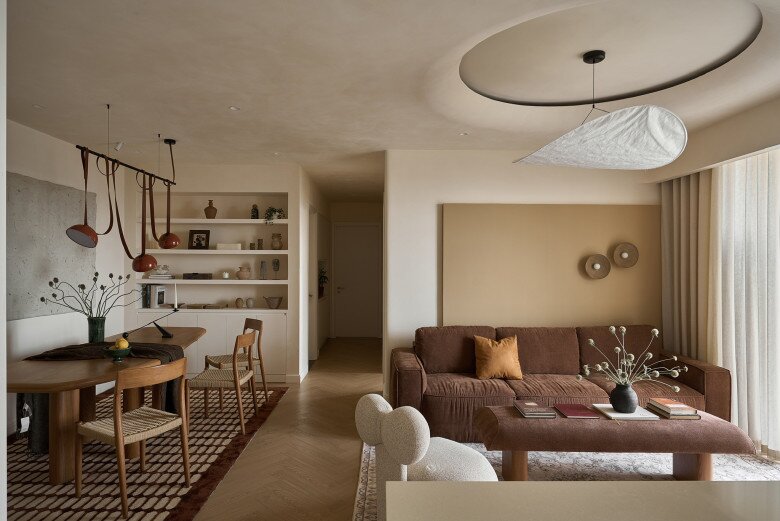 Toàn bộ không gian sử dụng gam màu chủ đạo là beige, trắng ngà, nâu đất và màu gỗ sáng. Đây là những tông màu đặc trưng của phong cách Japandi, mang lại cảm giác thư giãn, dịu mắt, đồng thời dễ phối hợp nội thất.