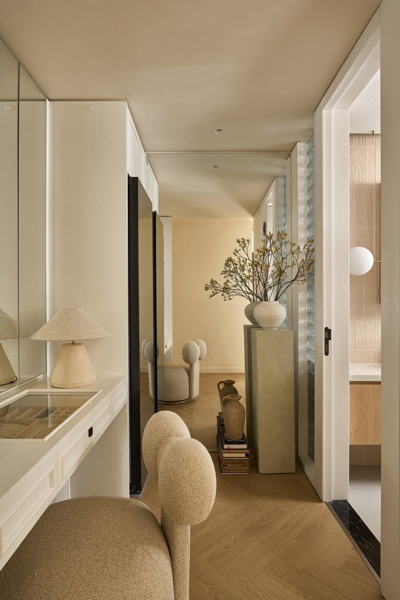 Từ những món đồ decor nhỏ như tranh treo, bình gốm, sách, cho đến cách bày biện góc làm việc, kệ sách - tất cả đều cho thấy cá tính của gia chủ: Vừa có gu, vừa yêu cái đẹp nhưng không bị phô trương.