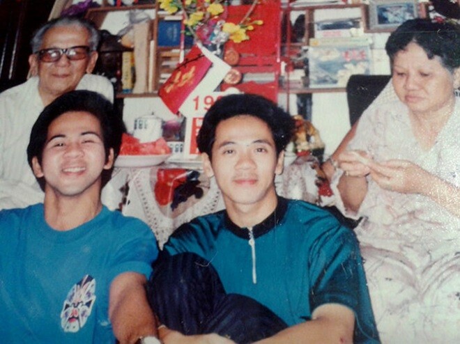 Hình ảnh anh em Bạch Long - Thành Lộc bên cha mẹ.