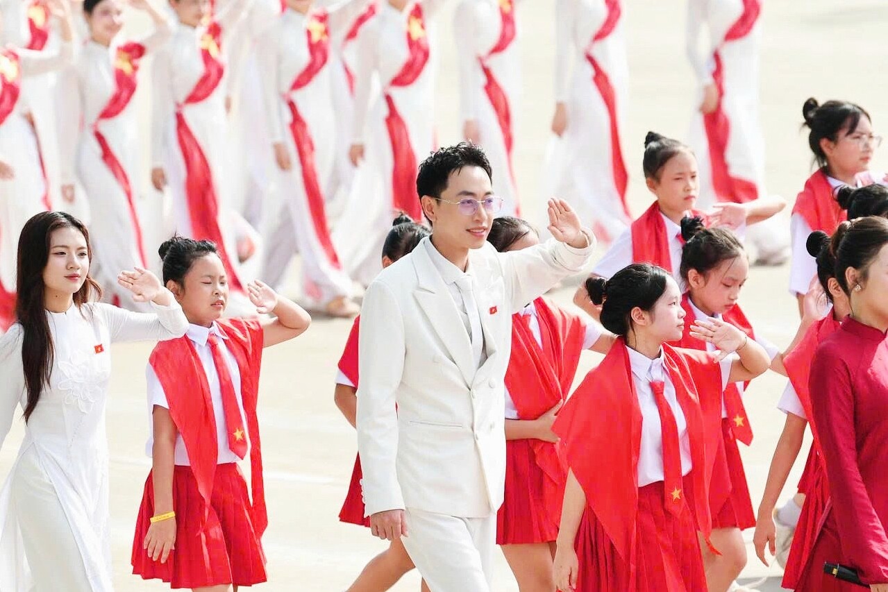 Anh hài hước cho biết mình đã có những tấm hình để sĩ đến đời con cháu chắt chút chít.