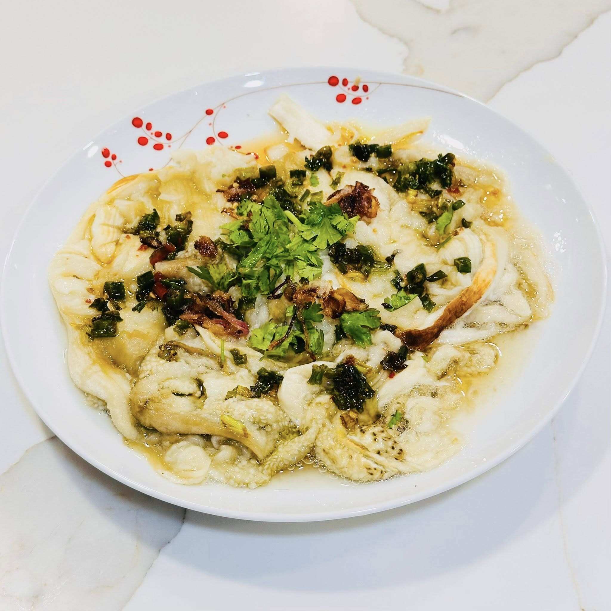 Cà tím nướng mắm hành - món “chủ lực” của bữa ăn, với phần cà tím mềm ngọt, quyện vị mắm hành thơm béo, thêm chút mỡ hành óng ánh.