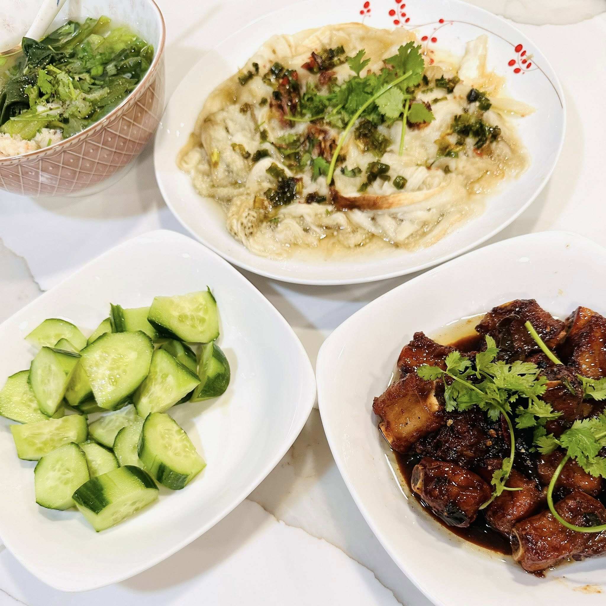 Bữa tối “đơn giản” nhưng đầy đủ sắc - hương - vị: Sườn non rim mặn ngọt, cà tím nướng mắm hành, dưa leo giòn mát và canh rau ô nấu tôm ngọt thanh.