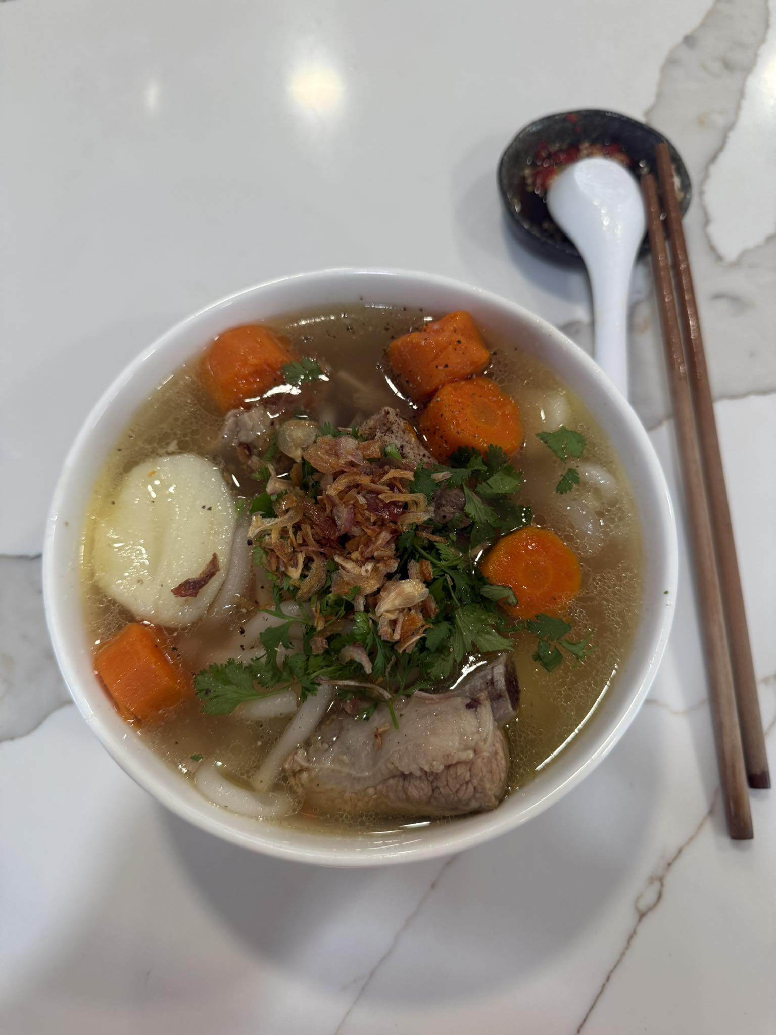 Cách đây không lâu, bà xã của doanh nhân Diệp Nghi Keith cũng khoe vào bếp làm món bánh canh đậm tình quê hương. Cô thích thú: Trở lại với bà nội trợ hàng ngày. Mời cả nhà tô bánh canh trứ danh chính hiệu do em nấu hihi. Yummy.