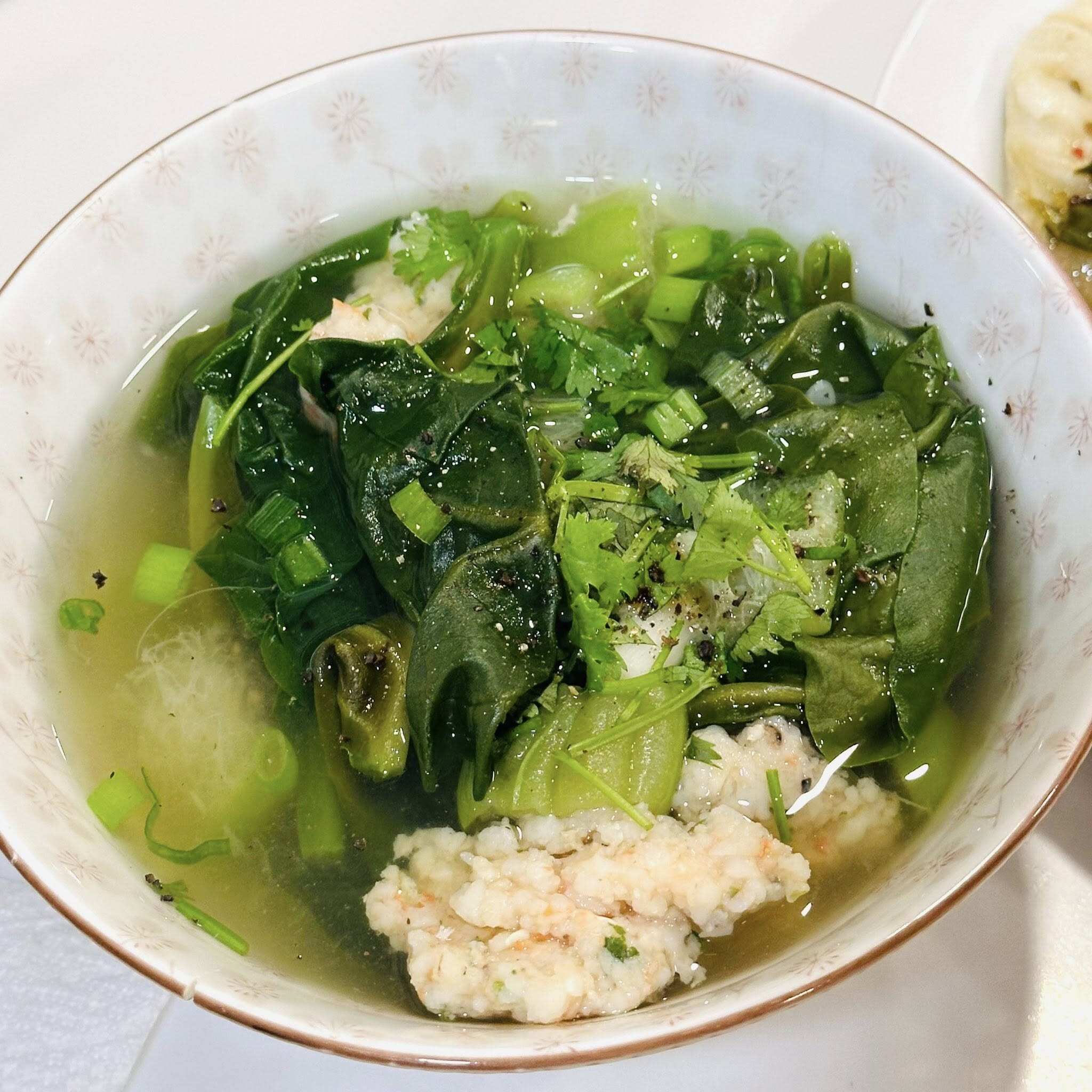Canh rau mồng tơi và mướp nấu tôm - vị ngọt thanh từ rau hòa cùng độ ngọt tự nhiên của tôm giã nhuyễn, rắc thêm tiêu xay dậy mùi, là món giải nhiệt tuyệt vời cho bữa cơm gia đình.
