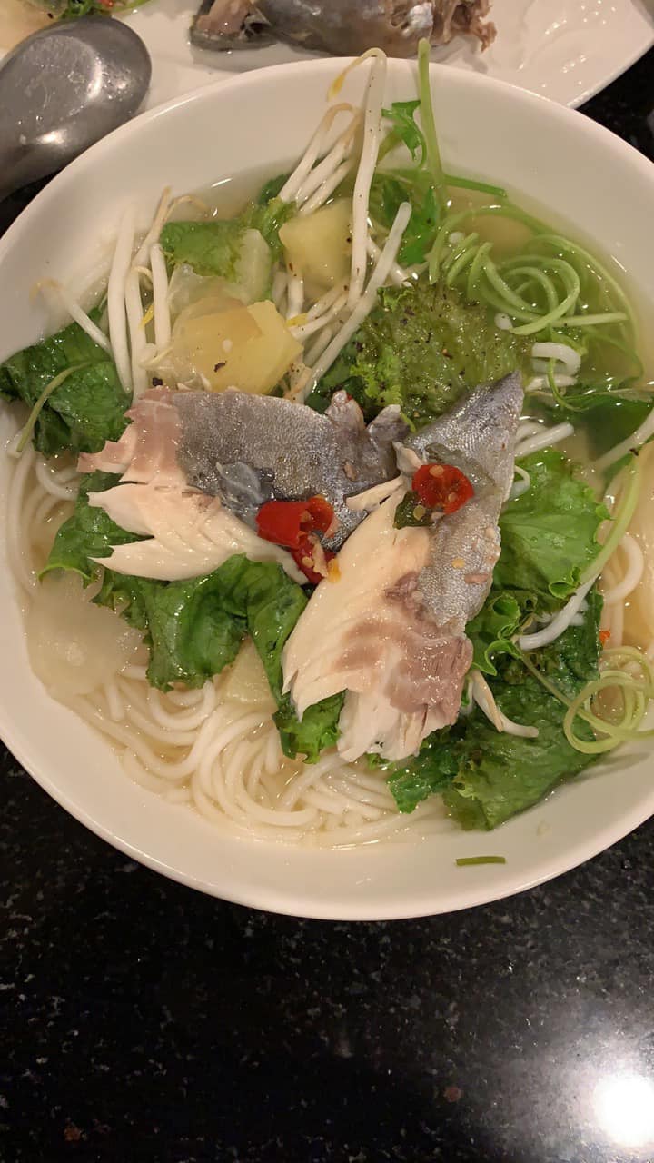 Nữ ca sĩ còn ra tay làm bún cá và tự hào với thành quả của mình: Mời cả nhà ăn bún cá nghen, bún cá miền Trung do con gái miền Trung nấu đó nghe.