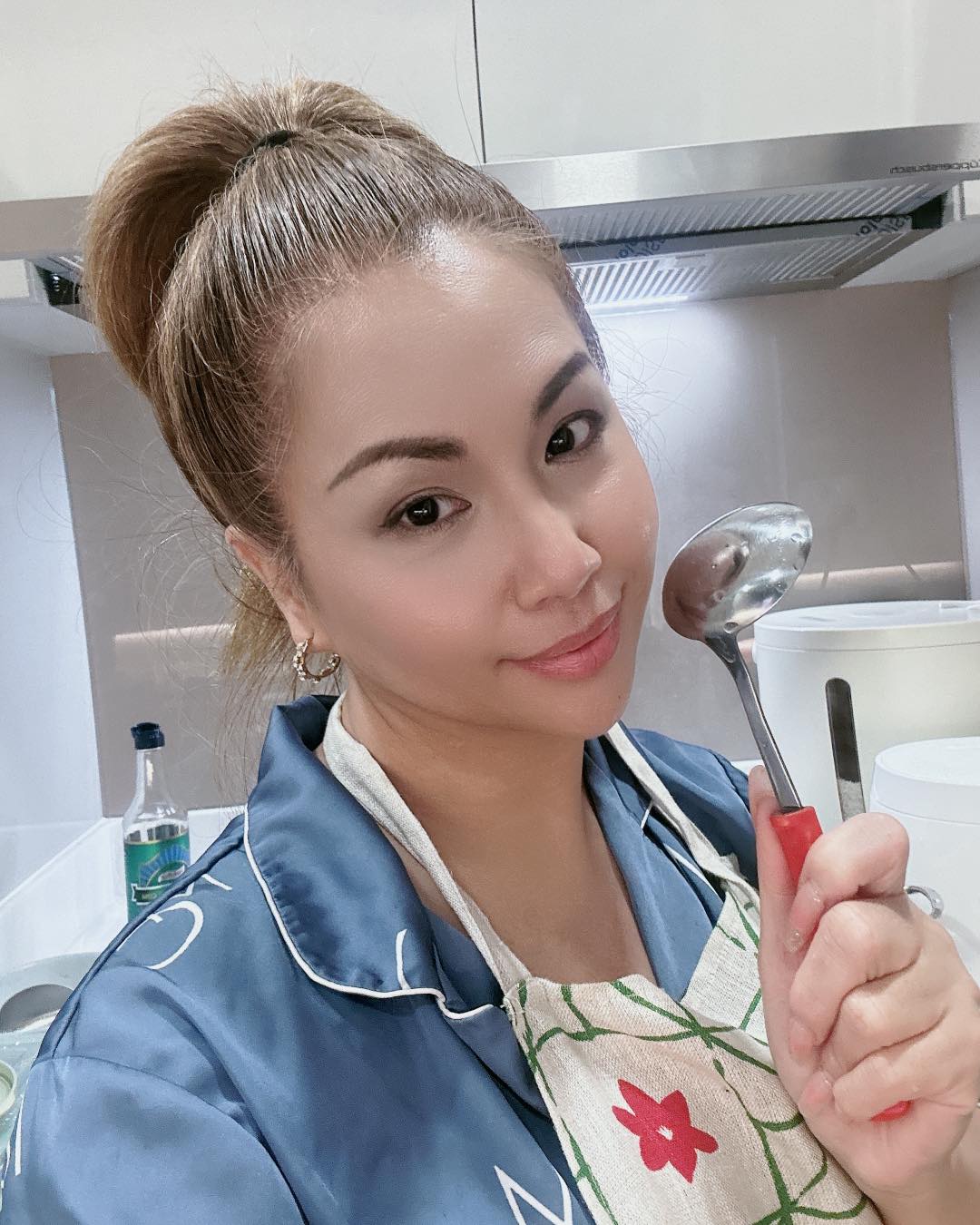 Minh Tuyết từng tiết lộ: Rời xa vòng tay mái ấm gia đình vào cái tuổi mới chớm đôi mươi, chưa biết nấu ăn, hay lam lụng bất cứ việc gì, luôn cả việc quán xuyến cuộc sống cho chính bản thân mình cũng không biết nữa. Nay chớp mắt một cái đã gần 30 năm. Lần đầu tiên tự tay mình nấu ăn cho bố mẹ. Cảm giác vui và hạnh phúc khó tả. Mặc dù hơi cực vì chưa quen lắm với cái bếp điện từ mới này hihi (vì bên Mỹ nấu gas).