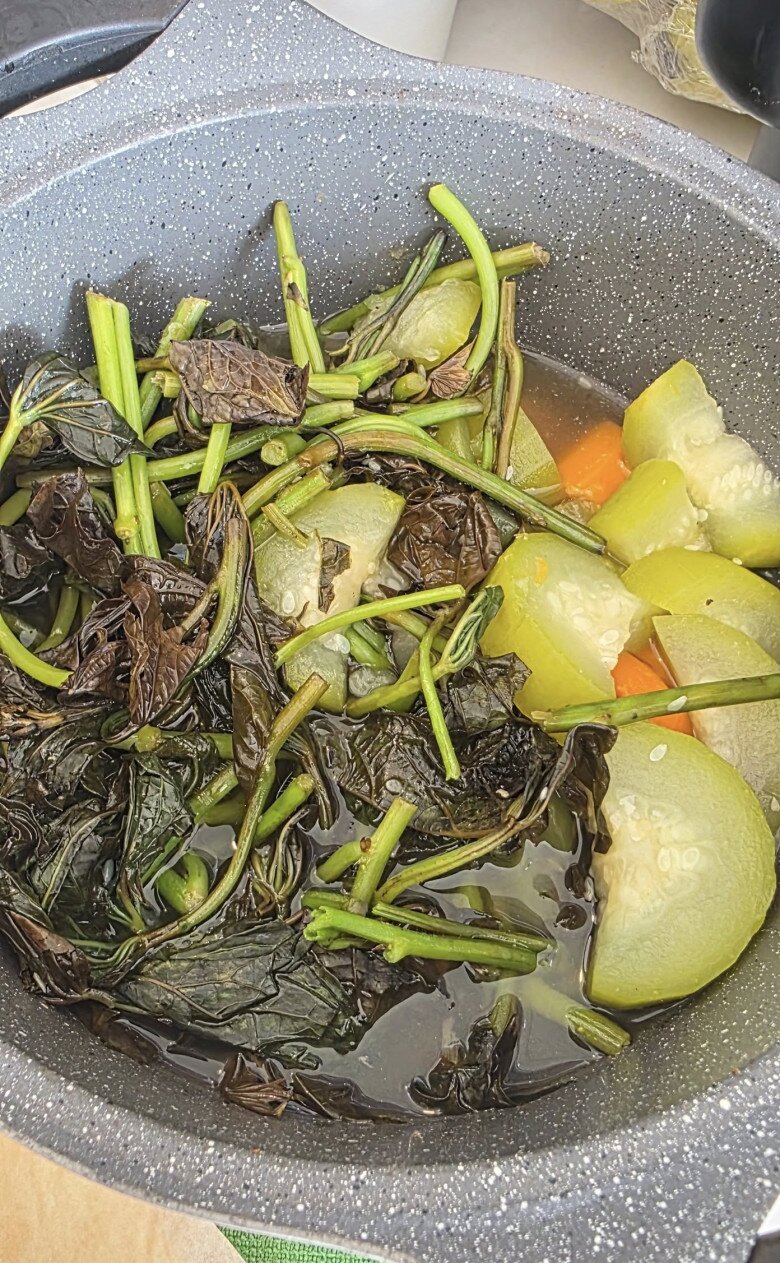 Có người hâm mộ cho rằng: “Công tâm để mà nói thì nhìn nồi canh rau này có vẻ dở nhưng mà tại vì đó là của chồng nấu nên người ăn với tâm thế và lòng biết ơn sẽ thấy nó ngon. Nên là nếu chúng ta nhìn nhận mọi thứ theo hướng tích cực và lòng biết ơn thì cuộc sống thiệt là dễ thở và đáng yêu”. H’Hen Niê liền vui vẻ đáp: “Trời ơi, em không có nghĩ sâu xa được, em thấy ăn ngon, đủ dinh dưỡng lắm!”