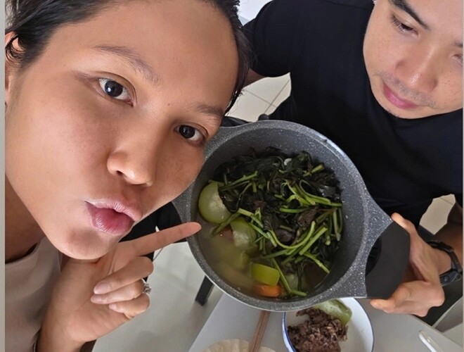 Chồng H’Hen Niê với nồi canh thập cẩm nấu cho vợ. “Bông hậu” dí dỏm: “Cà rốt dưới đất, rau lang mặt đất, quả bầu trên đất, haha. Dinh dưỡng còn gì, phải không mọi người?”