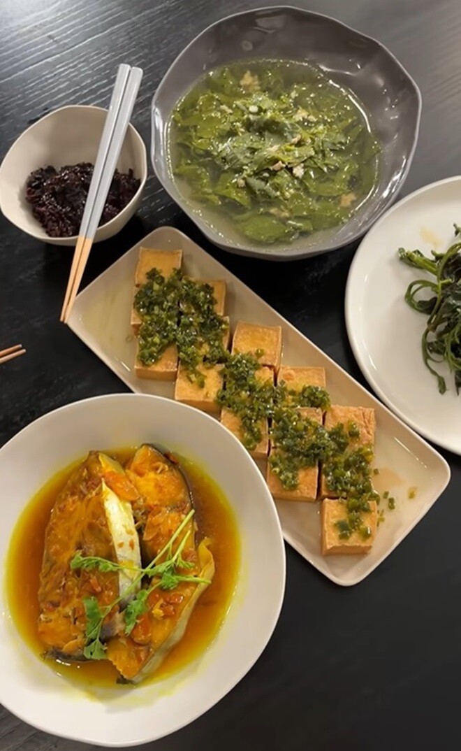 Mới đây nhất, anh làm mâm cơm gia đình đơn giản mà rất tốt cho mẹ bỉm. Anh cho biết: “Tuần trước cho bà xã “đổi gió” với món Ý, tuần này Huy quay lại chuẩn bị mâm cơm Việt Nam đủ dinh dưỡng cho mẹ sau sinh”.