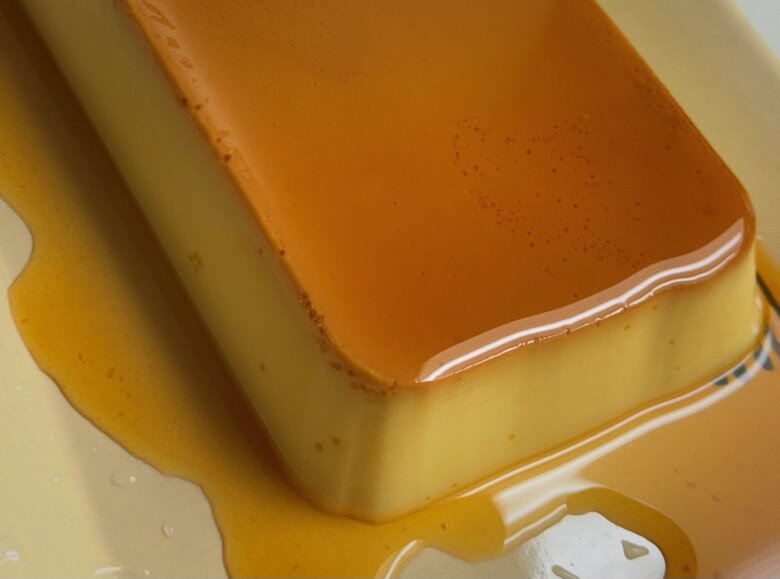 Món bánh flan tráng miệng do chồng Diễm Hương làm, béo mịn với lớp caramel đậm vị. Nàng hậu hài hước nhận xét: “Đừng ai hỏi Hương ngon không? Hương chấm nó không được điểm 10, vì thiếu cà phê đen, mà bạn Mập nói có cà phê thì sao ngủ”.