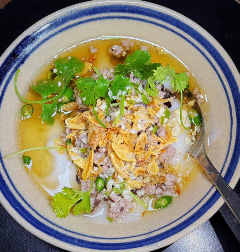Bánh đúc nóng chan mắm cũng làm nàng hậu khoái chí: “Mọi thứ hòa quyện tuyệt vời. Nước mắm Mập pha vị thanh vừa phải, nhân thịt và nấm không mặn kết hợp bánh đúc. Nhớ Hà Nội… Mập mang chút hương vị Thủ đô tới Canada”. Diễm Hương cho biết thêm: “Có chả nữa mà Hương quên bỏ vào rồi”.