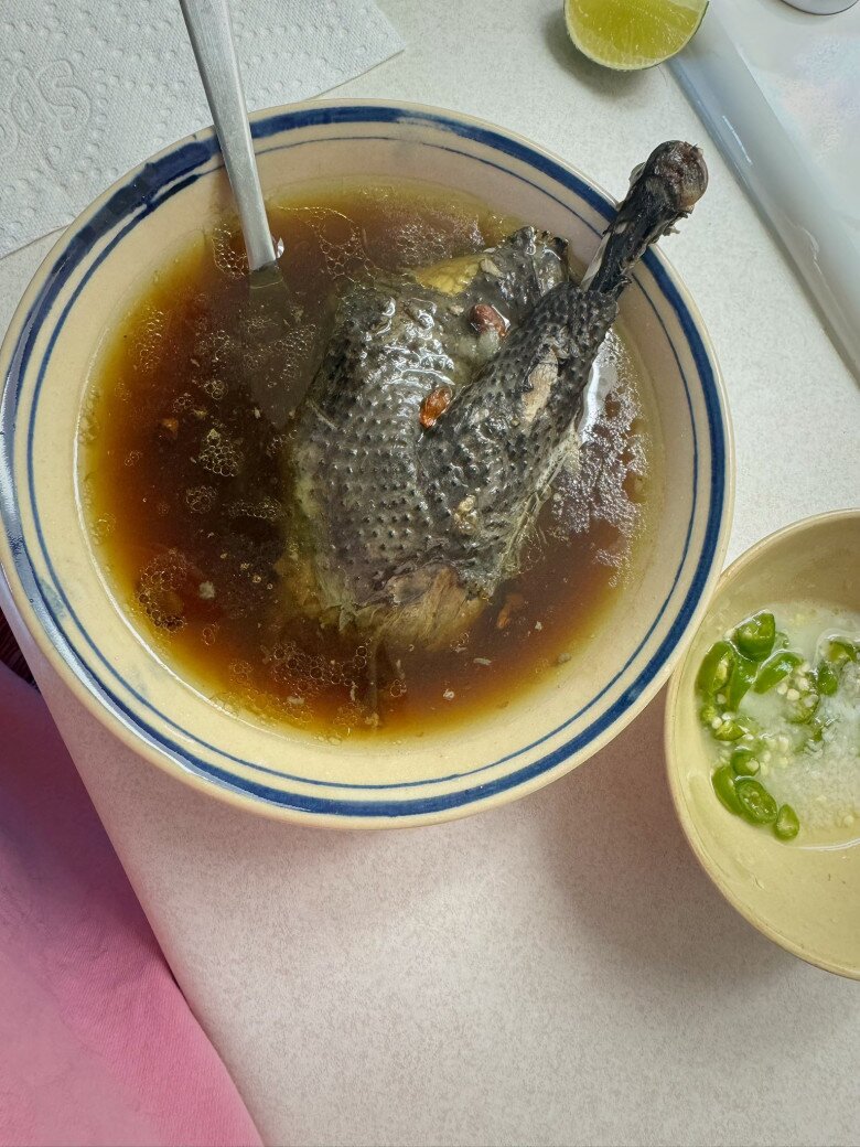 Diễm Hương được chồng bồi bổ gà tiềm thuốc Bắc, thuốc ông xã đặt mua gửi từ Việt Nam sang. Món gà ác hầm được nấu đậm đà với vị ngọt từ gà, hòa quyện vị bùi thơm của thảo dược như kỷ tử, táo đỏ, thục địa... Một món ăn bổ dưỡng, rất thích hợp để bồi bổ cho mẹ bầu.