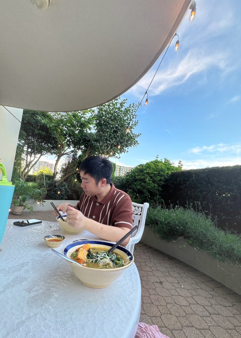 Nước dùng được nêm nếm kỹ lưỡng và điểm đặc sắc là “tương ớt đặc chế made by Mập” khiến món bún thêm phần đậm đà. Hai vợ chồng tận hưởng bữa ăn gần gũi, nhìn nhau cười như đôi vợ chồng già.