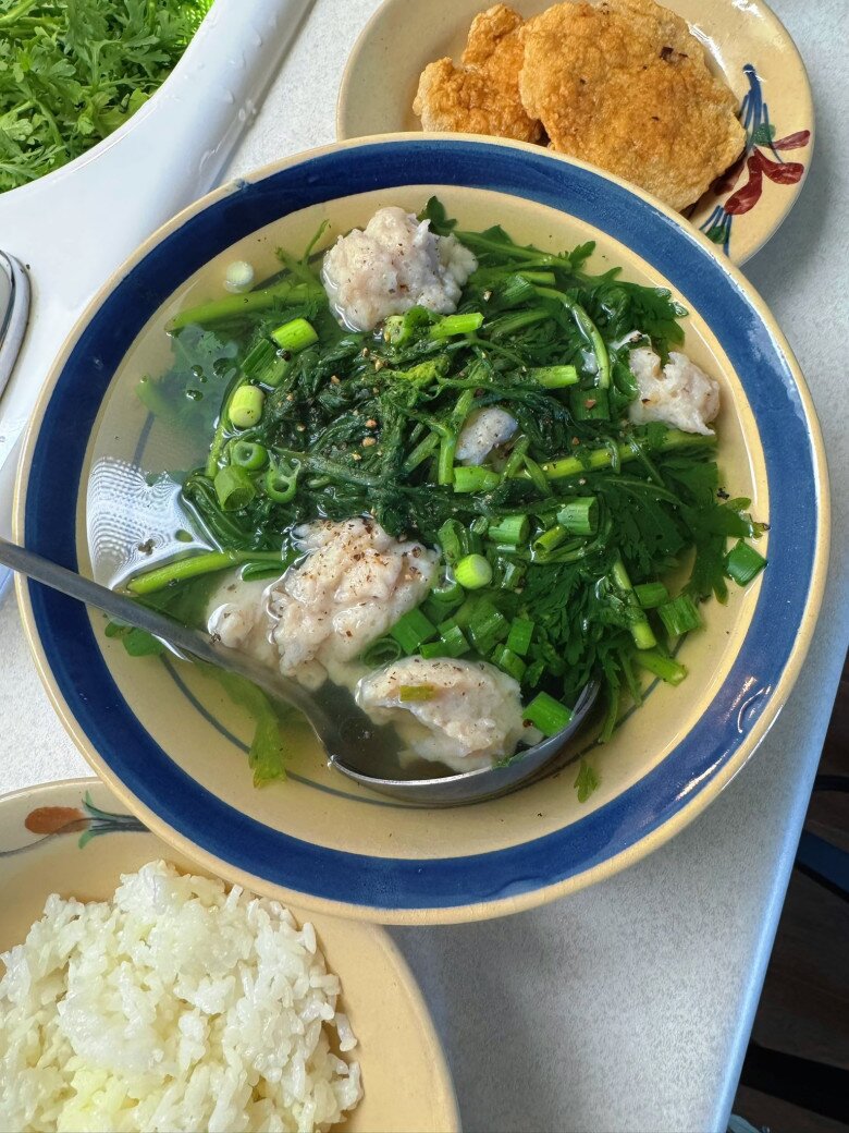 Mâm cơm nhà giản dị. Món canh tần ô cá thác lác, chả chiên, ăn cùng cơm trắng. Diễm Hương không giấu được niềm vui:“ Vẫn là Mập nấu à”.