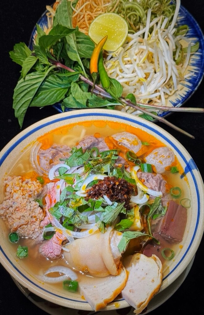 Bún bò Huế phiên bản Mập. Mẹ Noah nhận xét: “Phiên bản siêu nâng cấp của Mập hôm nay đã rất hoàn thiện: Ngon, thanh nhưng vẫn đậm đà hương vị Bún Bò Việt Nam. Mùi thơm không bị hăng, chả tôm quết tay khiến tô bún bò thêm xuất sắc”.