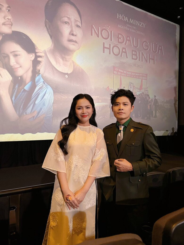 Duyên Quỳnh bên đàn anh thân thiết Nguyễn Văn Chung.