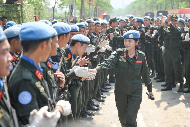 Duyên Quỳnh tiếp lửa tinh thần cho chiến sĩ Công an nhân dân tham gia diễu binh A80.