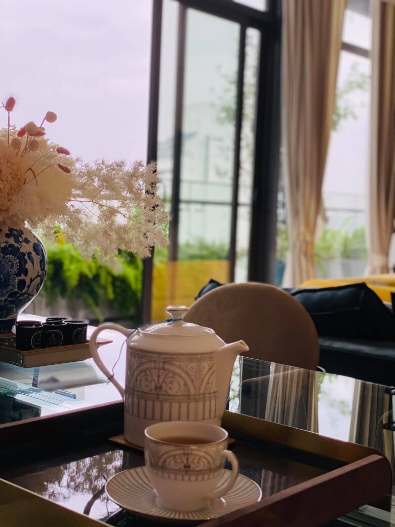 Không gian sinh hoạt chính mang hơi thở nghệ thuật với sự hòa trộn giữa màu sắc táo bạo, nội thất độc đáo và những nhành hoa nhẹ nhàng điểm xuyết.