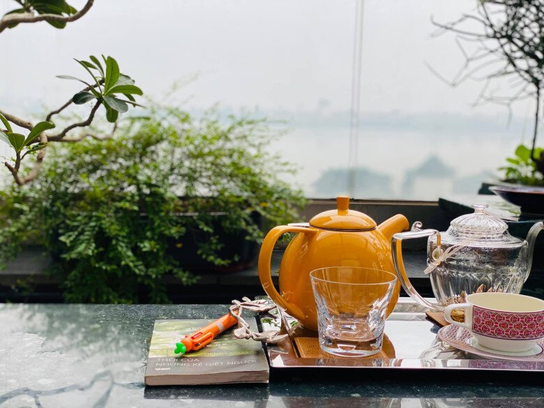 Cơ ngơi của đôi bạn sinh năm 1983 Tùng Dương - Nguyễn Văn Chung: Người sống ở căn hộ toàn màu đen, người nhà đầy sách và hoa - 15