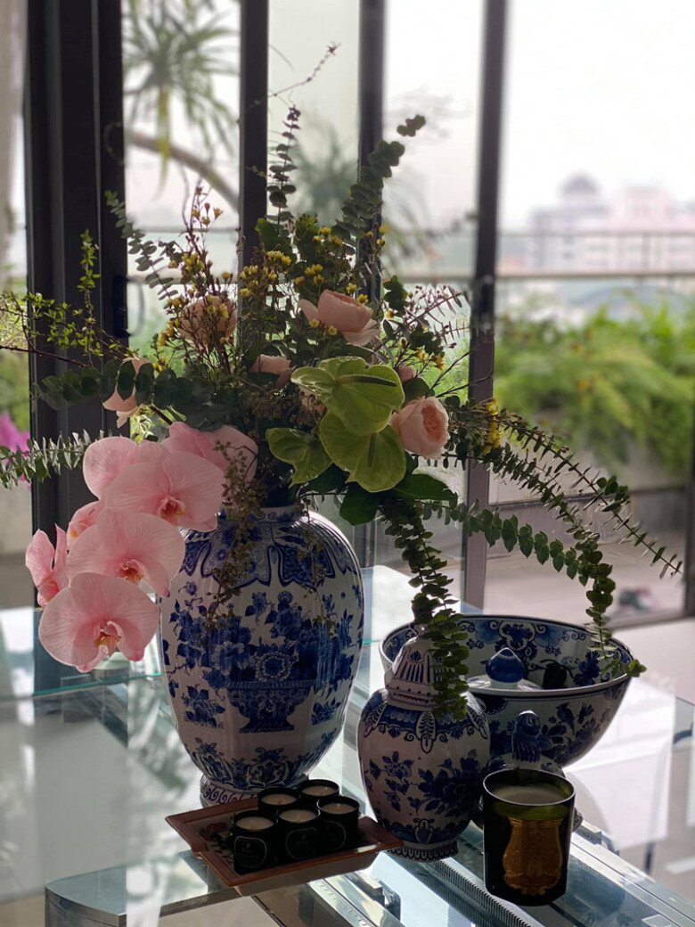 Trong nhà luôn hiện diện sắc hoa tươi rực rỡ và không gian được thiết kế tao nhã, xanh mát, không hề “quái” như nhiều người mặc định về giọng ca Trên đỉnh Phù Vân.