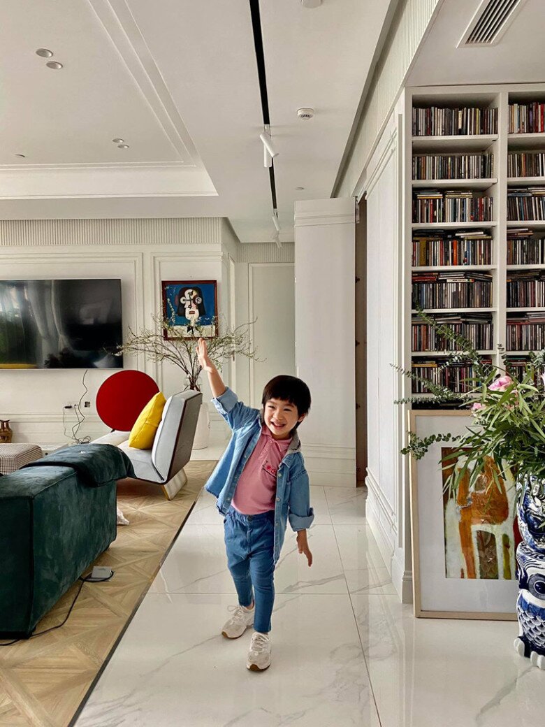 Con trai Tùng Dương tinh nghịch trong không gian đậm chất hội hoạ. Một bức tranh trừu tượng, những chiếc ghế màu sắc và đèn trang trí tạo nên phông nền sống động cho những khoảnh khắc đời thường đáng nhớ.