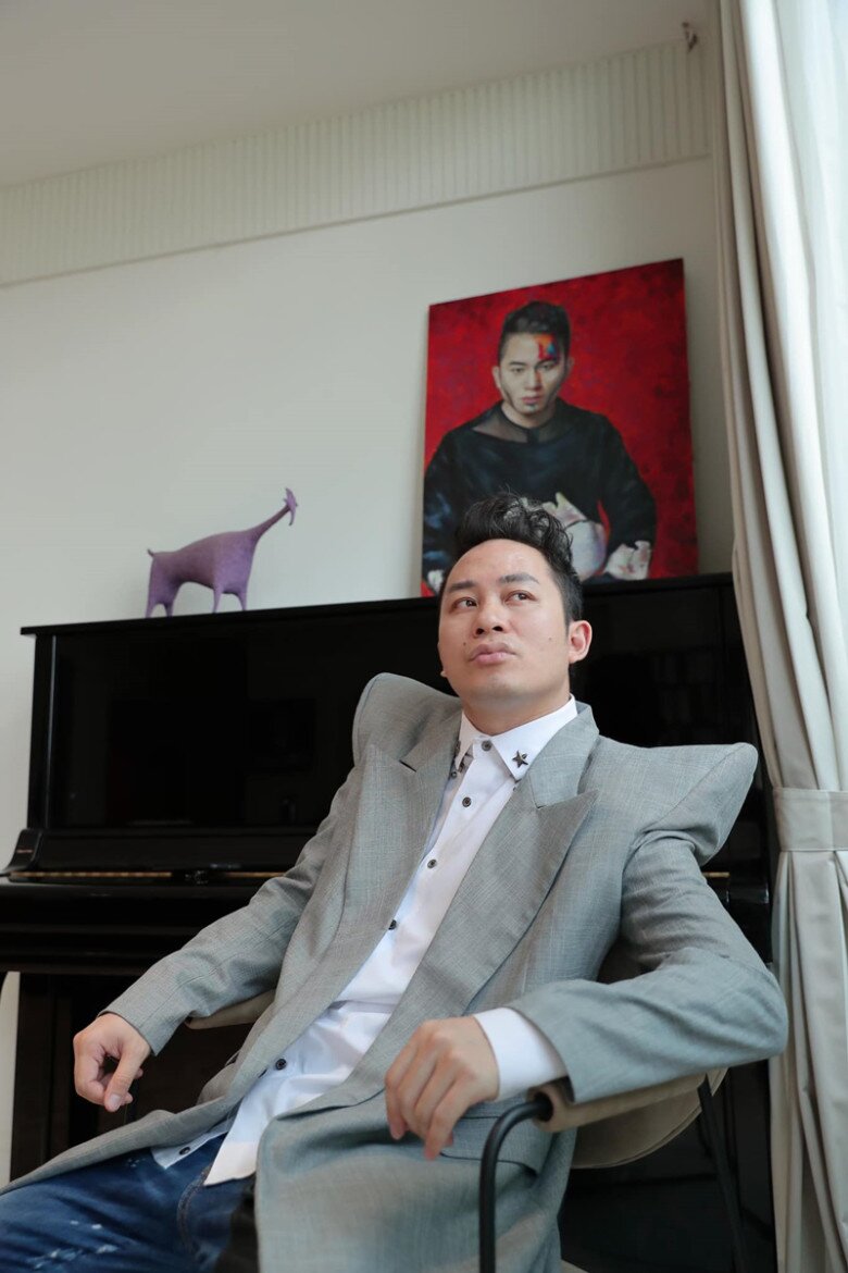 Bức chân dung cá nhân đầy cá tính được treo nổi bật sau đàn piano. Có thể thấy Tùng Dương đã đưa cá tính nghệ sĩ vào cả đời sống lẫn không gian sống.