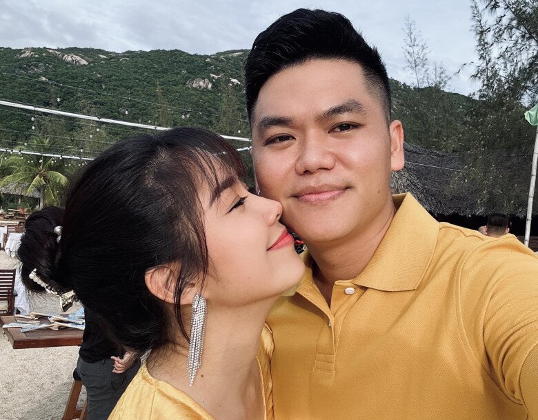 Trung Kiên từng là một quân nhân, ca sĩ có tài nhưng sẵn sàng làm hậu phương để vợ yên tâm cho sự nghiệp.