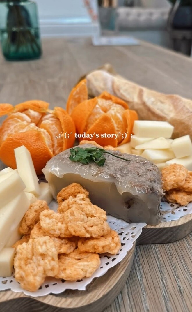 Món chính là miếng thịt nấu đông béo mềm, óng ánh mỡ, trang trí bằng chút rau ngò. Không cầu kỳ nhưng đẹp mắt và đầy cảm hứng ẩm thực fusion.