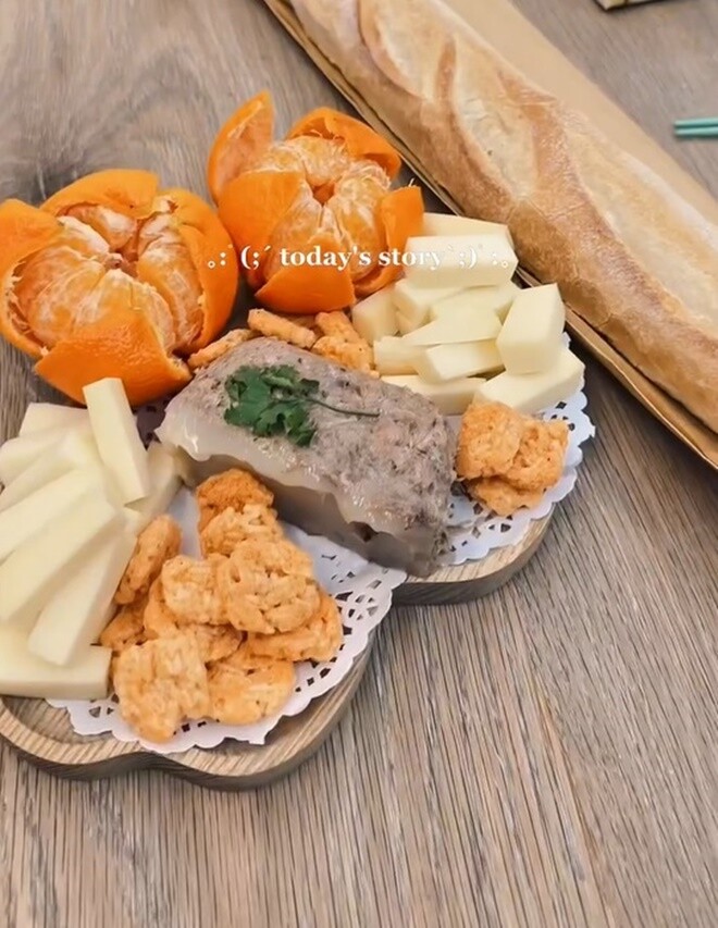 Một mâm cơm đơn giản, một ngày thường cũng trở thành đặc biệt, chỉ vì người nấu là chồng. Bảo sao Phan Như Thảo không thể giảm cân - khi tình yêu của đại gia Đức An đâu chỉ nằm trong lời nói mà hiện rõ trong từng món ăn anh dành cho vợ mình.