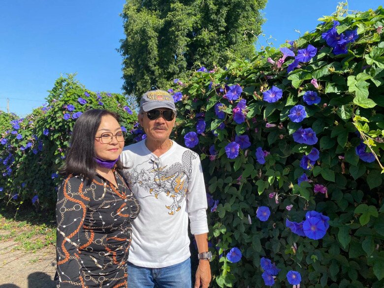 Đối với vợ chồng nữ nghệ sĩ, khu vườn không chỉ là nơi trồng rau trái mà còn là không gian sống hòa mình với thiên nhiên – một tổ ấm yên bình giữa lòng nước Mỹ.