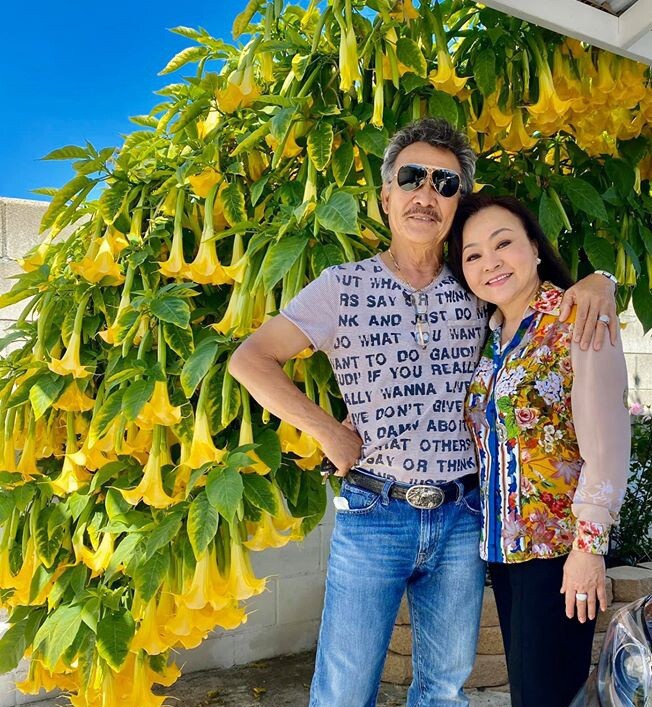 Chồng bà là một kỹ sư mê trồng cây không kém, cả hai dành hầu hết thời gian rảnh để vun xới, tưới tắm khu vườn. Mỗi sáng thức dậy, việc đầu tiên của hai ông bà là kiểm tra tình hình cây cối.
