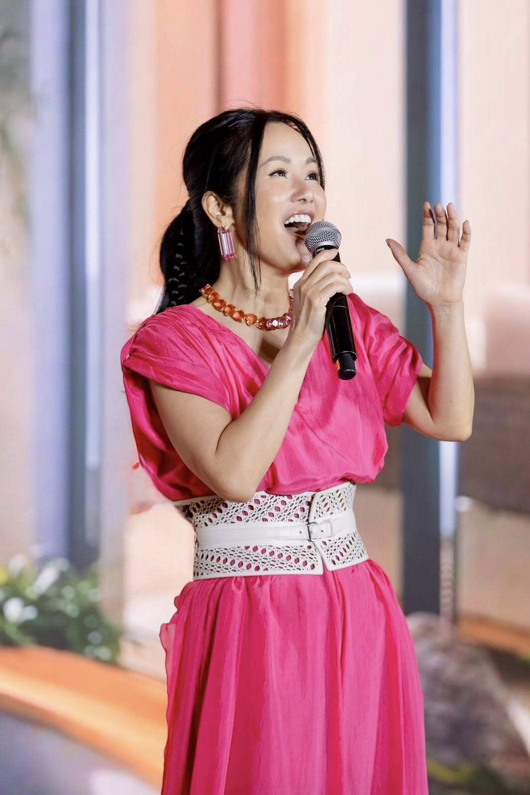 1 tháng sau ca mổ ung thư, Hồng Nhung đã trở lại với nghệ thuật và còn được cẩu lên độ cao 9m.