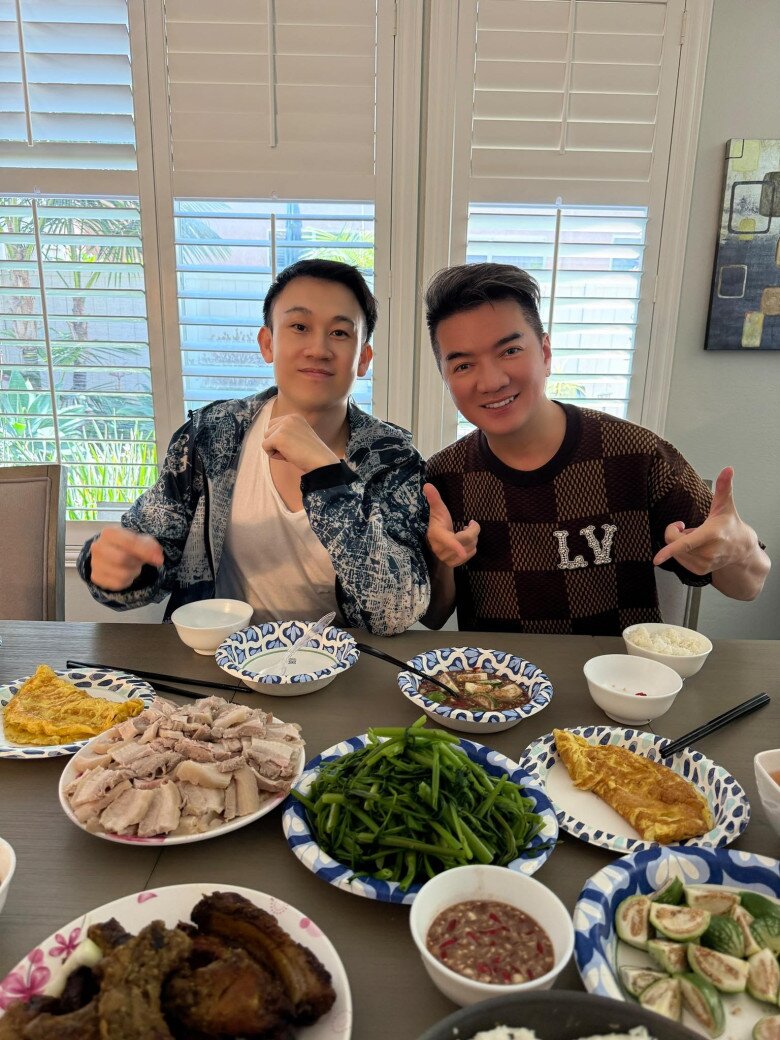 Cách đây vài hôm, Dương Triệu Vũ khoe ảnh rạng rỡ bên Đàm Vĩnh Hưng cùng mâm cơm với các món quen thuộc như rau muống luộc, trứng chiên, thịt ba chỉ luộc, cà pháo chấm mắm tôm... chuẩn cơm nhà truyền thống.