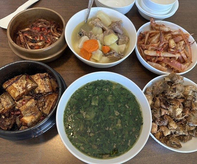 Mâm cơm dân dã được Dương Triệu Vũ chia sẻ gồm 2 loại cá kho, canh xương hầm củ, thịt gà rang, mực cay và canh rau nấu mướp. Những món ăn đậm đà hương vị quê hương mà khiến fan ứa nước miếng vì quá hấp dẫn.