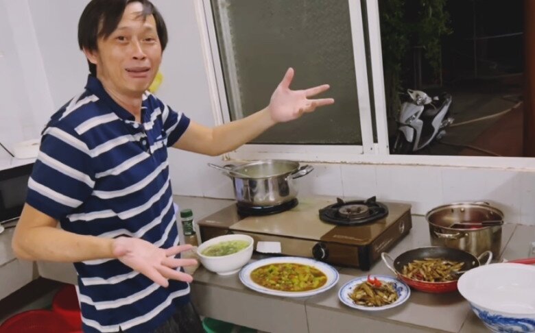 Còn Hoài Linh thì đã quá quen thuộc với hình ảnh nấu những món ăn đậm vị miền Trung và miền Nam. Chẳng thế mà khi Dương Triệu Vũ chia sẻ lấp lửng thì nhiều người hâm mộ chắc như đinh đóng cột: Anh Bốn Ròm chứ ai, Món dân dã chỉ có Hoài Linh nấu là chuẩn nhất!