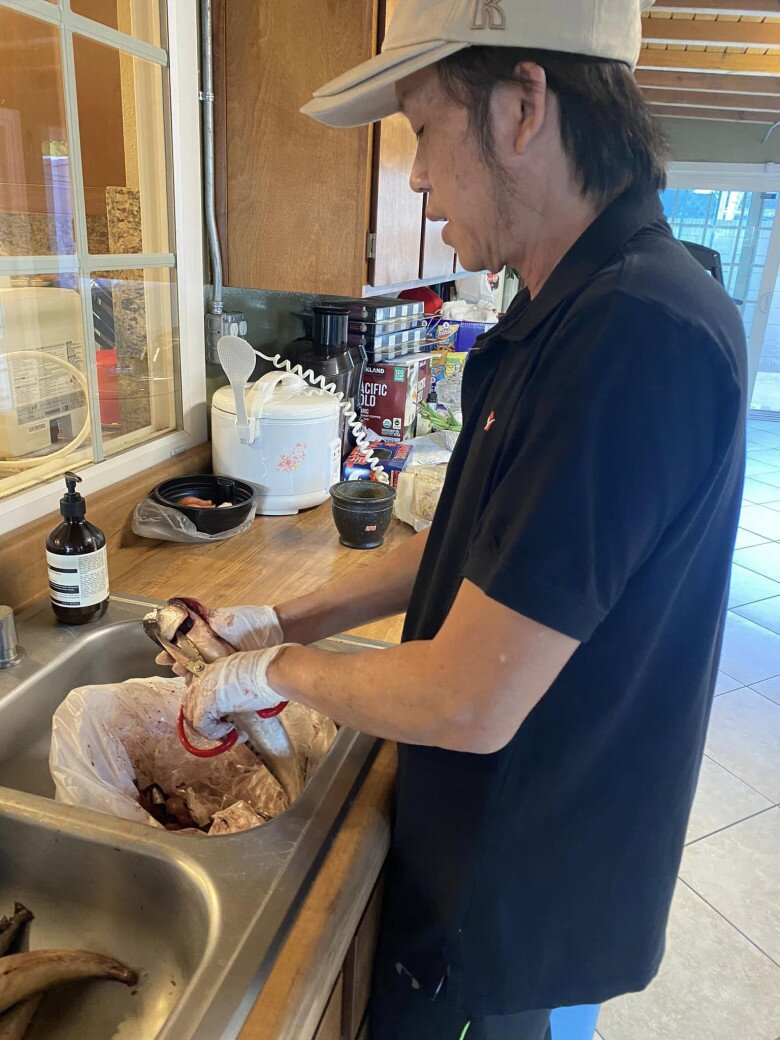 Có thể thấy các nghệ sĩ tuy bận rộn với lịch trình nghệ thuật nhưng mỗi lần về bên những người thân yêu đều không ngại vào bếp, tự tay nấu ăn. Những bữa cơm giản dị giúp họ càng thêm gắn kết.