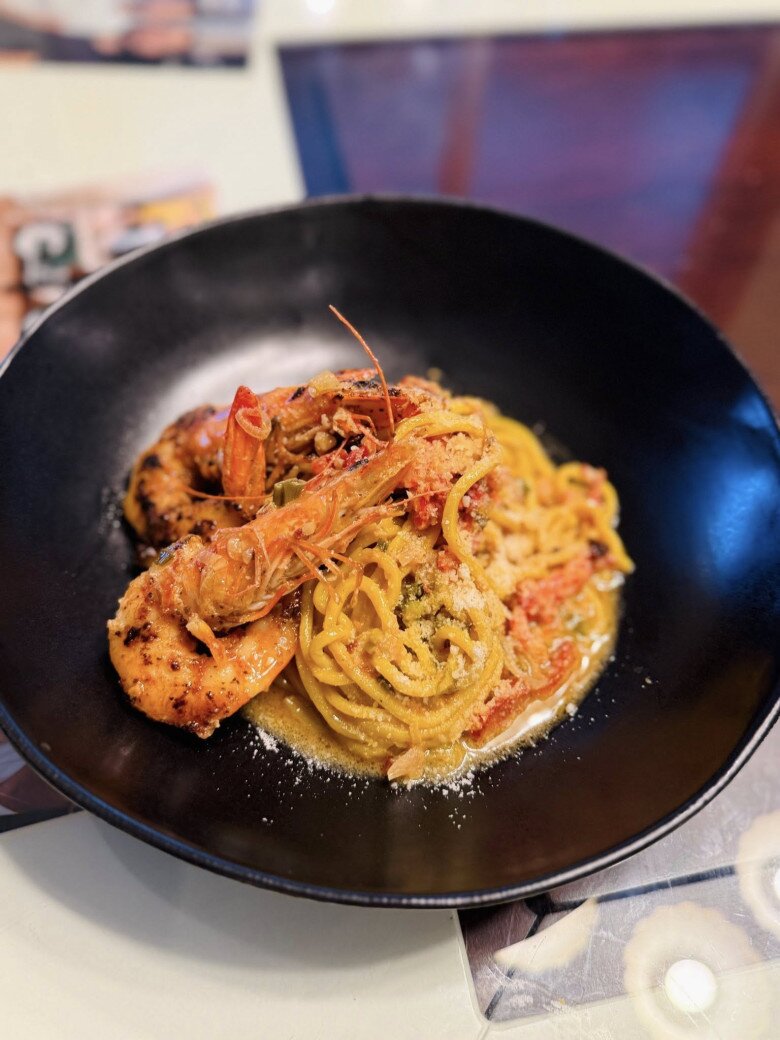 Thành phẩm nấu nướng của ông xã nữ ca sĩ tắm hấp dẫn gần gũi nhà hàng. Pasta sốt kem phông mai được trình bày đẹp mắt trên đĩa sứ đen sang trọng. Sợi mì vàng óng được cuộn tròn thông minh, phủ lớp sốt sốt thơm từ phông mai và kem, topping tôm đỏ au dồi dào gia vị. 