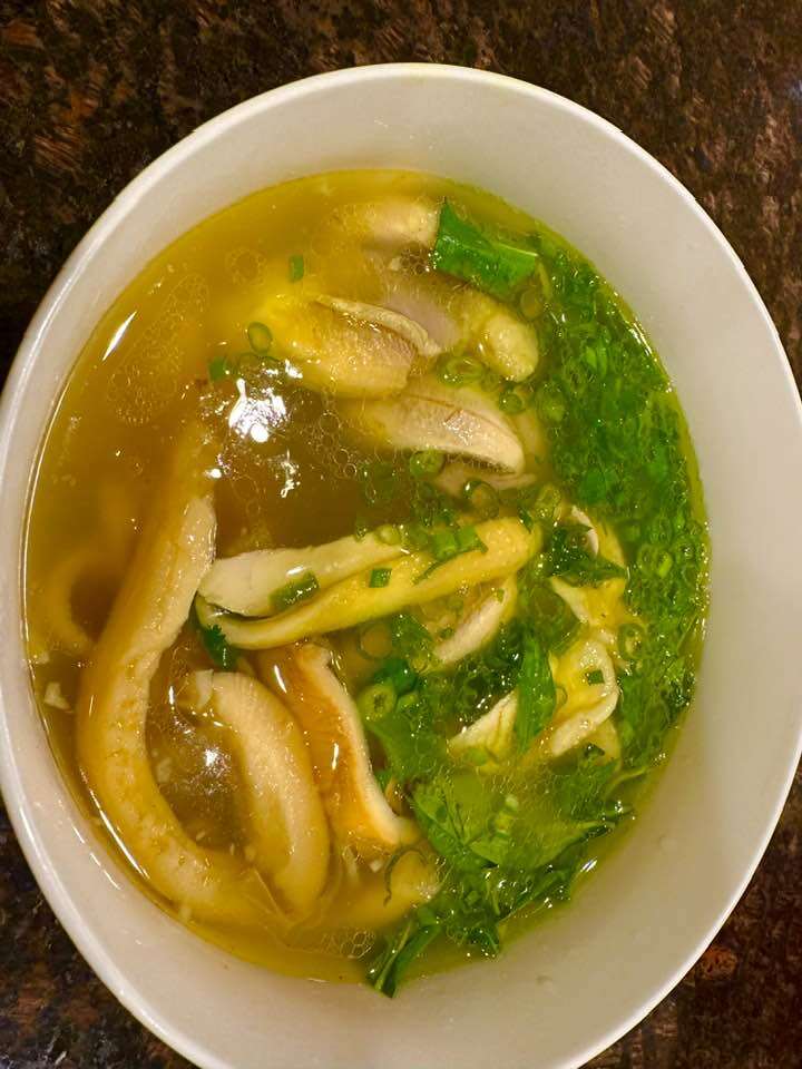 Anh từng khoe các món ăn của mình: Thêm nấu miến gà , tôi còn nấu được cua và tôm! Cuộc sống có niềm vui thật là thích thú!
