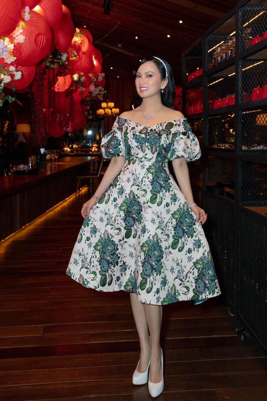 Với cô, khi các con trưởng thành, đó sẽ là thời điểm thích hợp để quay trở lại với nghệ thuật và khẳng định bản thân bằng thực lực, chứ không phải là người chỉ biết ở nhà dựa dẫm chồng.