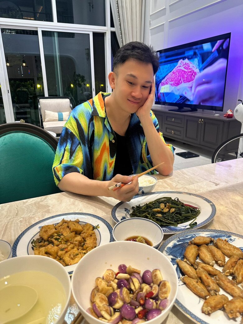 Mâm cơm ngày mưa của Dương Triệu Vũ gây thương nhớ bởi sự giản dị mà đậm vị nhà: Đĩa cánh gà chiên vàng ruộm, rau muống xào tỏi, đậu chiên, bát cà pháo muối ăn kèm nước chấm chua cay và tô canh thanh nhẹ. Tuy chỉ là những món thường nhật, nhưng cách bày biện gọn gàng và tinh tế khiến người xem không khỏi “thèm cơm nhà”. Món cà pháo muối dù không hợp khẩu vị chủ nhân, vẫn được anh học hỏi và thử sức.