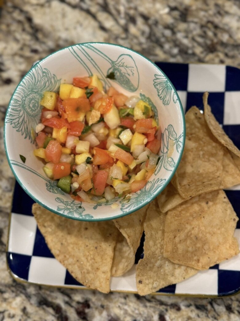 Cô ưu tiên những món healthy, không chỉ giúp đẹp hơn mà còn tăng cường sức khỏe. Như salsa xoài, cà chua, hành tây, ngò… ăn với bánh nguyên cám sấy.