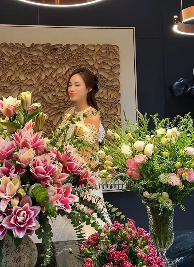 Khung cảnh lung linh với nhiều loại hoa cùng lúc, tạo cảm giác như đang lạc vào studio nghệ thuật hơn là một góc nhỏ trong nhà riêng.